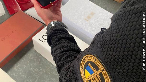 Митники на КПП Краківець і Шегині вилучили незадекларований брендовий одяг Gucci Prada Dior на 1,5 млн грн