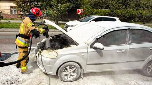 Пожежа автомобіля Chevrolet Aveo на вулиці Липинського у Львові 20 серпня — займання в моторному відсіку під час руху