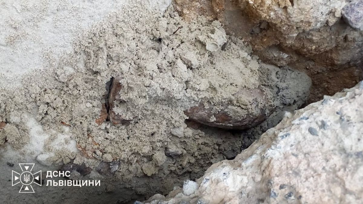 Піротехніки ДСНС знищують мінометну міну часів Другої світової війни, знайдену у селі Великий Дорошів Львівського району