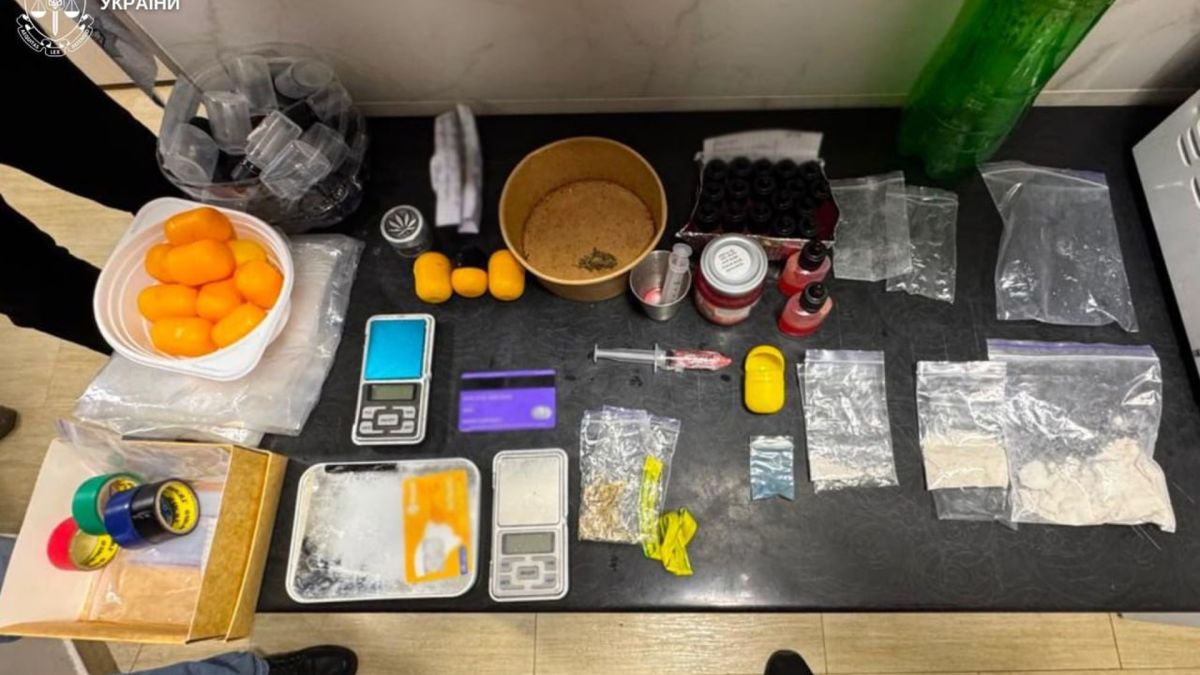 Поліцейські затримали пару з Дрогобиччини за підозрою у збуті «спайсу» — наркотик ховали у губці для посуду та упаковці від соку