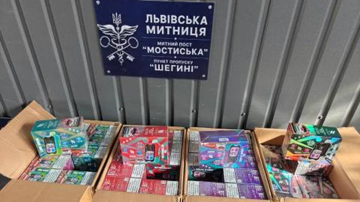 Митники у пункті пропуску Шегині виявили 390 електронних сигарет Rifbar, схованих у мікроавтобусі, вартістю понад 400 тис. грн