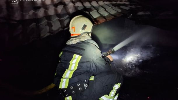 Рятувальники гасять пожежу даху триповерхової будівлі з мансардою на вулиці Івана Мазепи у Трускавці вночі 2 вересня