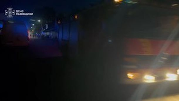 Металевий ангар на вулиці Замковій у Бродах Золочівського району після пожежі, яку ліквідували рятувальники вчора ввечері