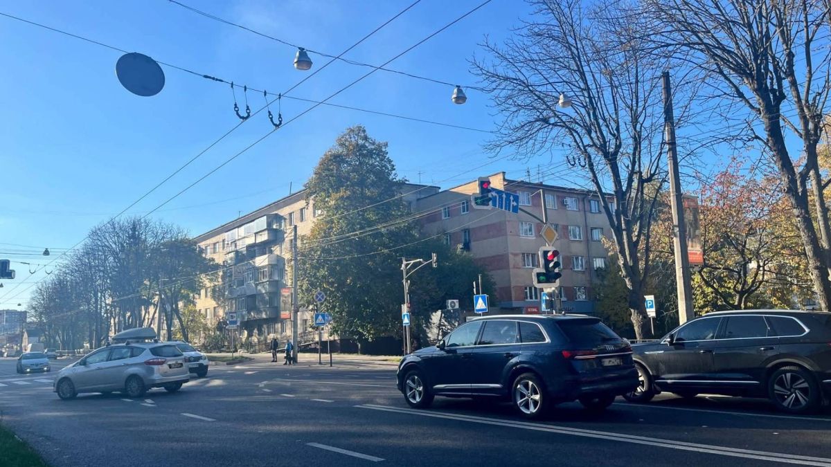 Перехрестя вулиць Городоцької, Самбірської та Величка у Львові, де облаштували додаткові смуги для повороту ліворуч і нові секції світлофорів