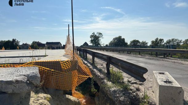 Будівництво мосту через річку Західний Буг у Сокалі призупинено на рівні 80% готовності, транспорт їде аварійним мостом