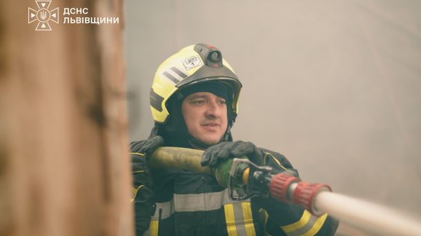 Рятувальники ДСНС Львівщини гасять пожежу в природній екосистемі, загальна площа вогню — понад 2 гектари за добу