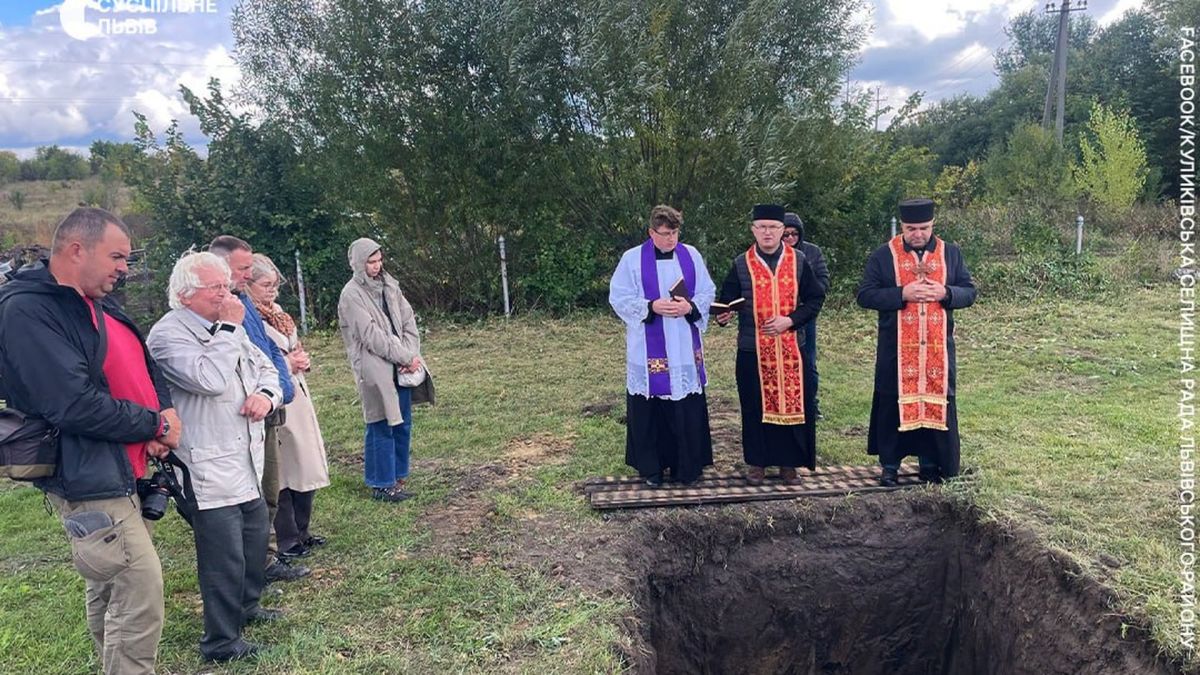 Куликів на Львівщині: перепоховання останків 65 людей, знайдених під час ремонту дороги М-09 поблизу костелу Святого Миколая