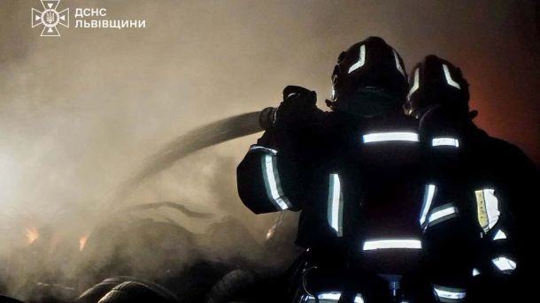 Рятувальники ДСНС Львівщини гасять пожежу у господарській будівлі, ілюстративне фото до новини про займання у приватному секторі