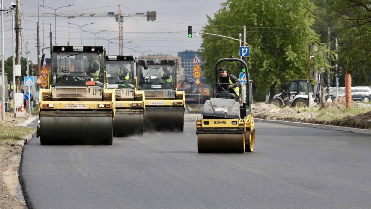 Укладання верхнього шару асфальту на вул. Стрийській у Львові на відрізку від межі міста до вул. Вернадського