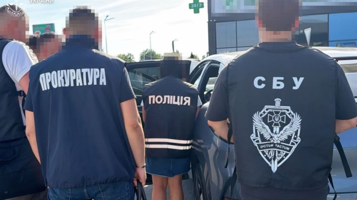 Колишній начальник відділу Львівської митниці обвинувачується у хабарях по $60 за розмитнення 61 автівки з США