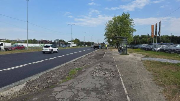 Будівельники облаштовують кишеню зупинки «Вул. Сокільницька» на вулиці Стрийській у Львові — там зводять доступну посадкову платформу