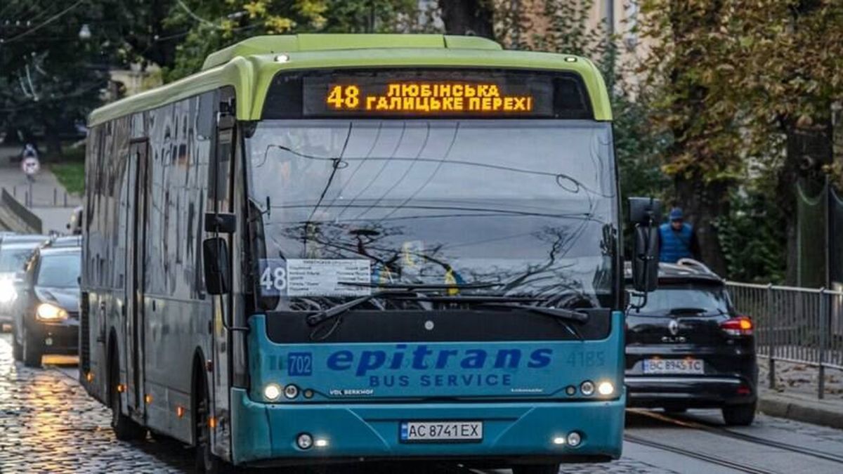 Перехрестя проспекту Чорновола та площі 700-річчя Львова біля Forum Lviv після розширення проїзної частини для автобусів №20 і №48