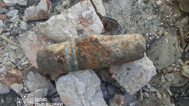 Сапери ДСНС знешкоджують 76-міліметровий артилерійський снаряд часів Другої світової, знайдений під час ремонту на вулиці Личаківській у Львові