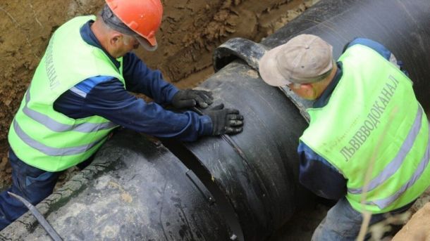 Робітники комунального підприємства проводять заміну трубопроводу на вулиці Львова під час планового ремонту мережі водопостачання
