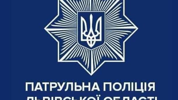 Патрульні поліцейські біля залізничного вокзалу Львова затримують агресивного чоловіка, який самовільно залишив військову частину