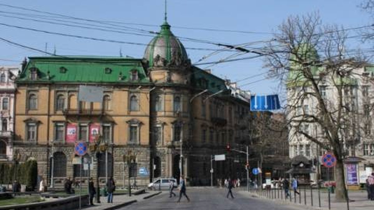 Центральна пішохідна алея на проспекті Свободи у Львові, де тривають суперечки навколо договору з підрядником на ремонт