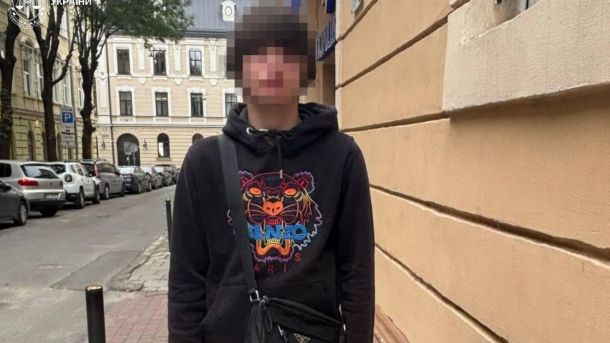 Поліцейський під час затримання підозрюваного у розбої в готелі у Львові, де вкрали 53,5 тис. грн