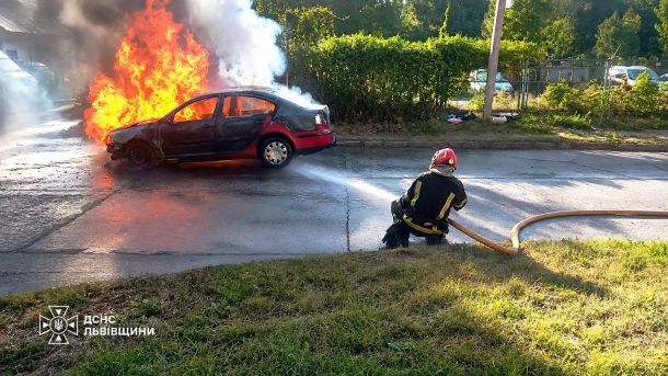 Пожежа автомобіля Škoda Octavia на вулиці Єрошенка у Львові — рятувальники ліквідували займання