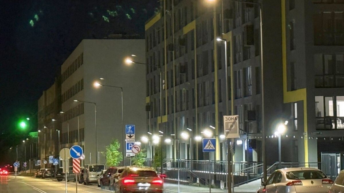 Нові LED-опори вуличного освітлення на вулиці Залізничній у Львові — встановлено 25 опор на ділянці від вулиці Шевченка до вулиці Ясної