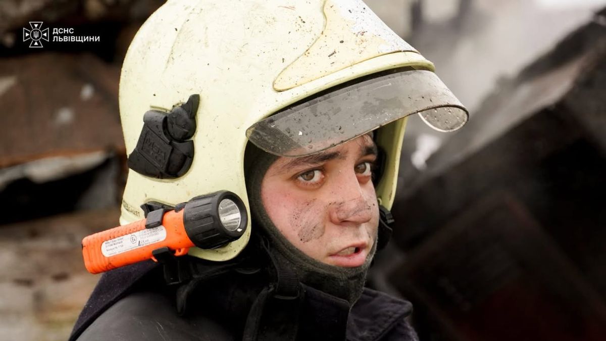 Рятувальники ДСНС Львівщини ліквідують пожежу в екосистемі — за добу сталося 13 займань, вісім із них у природному середовищі