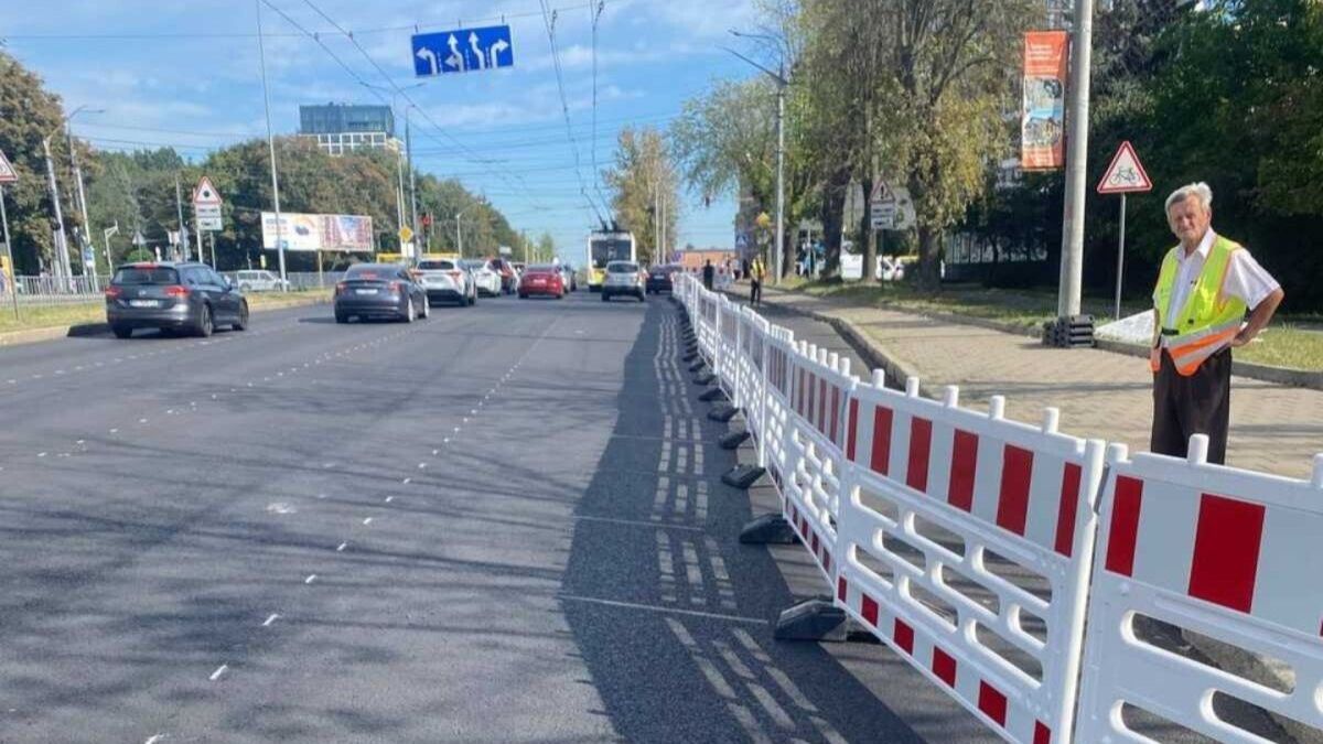 Перехрестя вулиць Стрийської та Наукової у Львові, де звужують крайню праву смугу для обмеження руху прямо