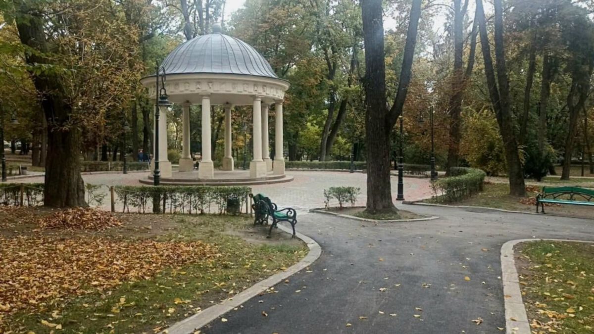 Відремонтовані доріжки з асфальтобетонним покриттям навколо старовинної ротонди у парку Івана Франка у Львові