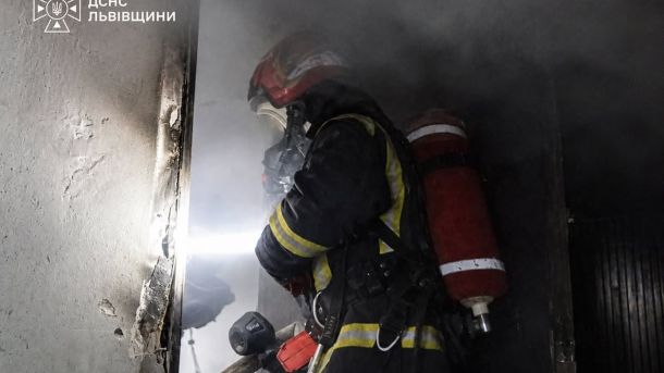 Рятувальники гасять пожежу на даху триповерхового цегляного будинку у Великому Любіні Львівського району вночі 25 серпня