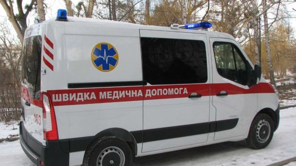 Автомобіль швидкої медичної допомоги біля місця ДТП — ілюстративне фото до новини про загибель велосипедиста в Дрогобичі