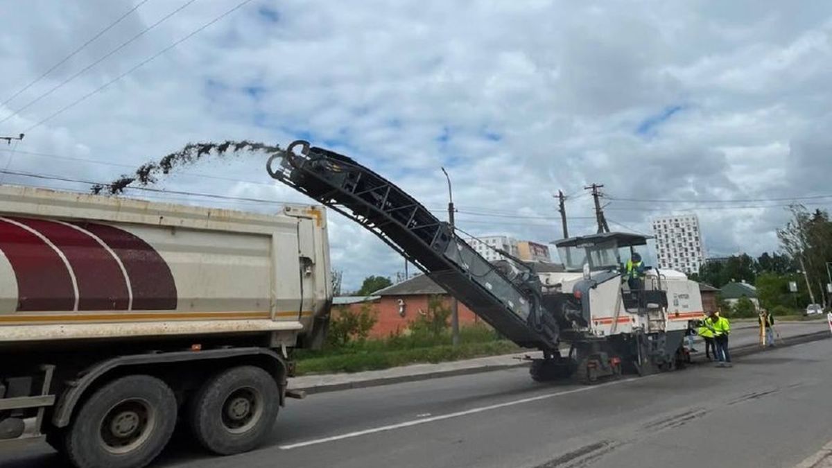 Фрезерування асфальту на вулиці Шевченка у мікрорайоні Рясне під час початку ремонту трьох смуг руху