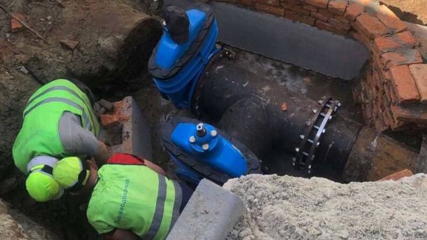 Працівники «Львівводоканалу» замінюють засувки на водопроводі у Львові