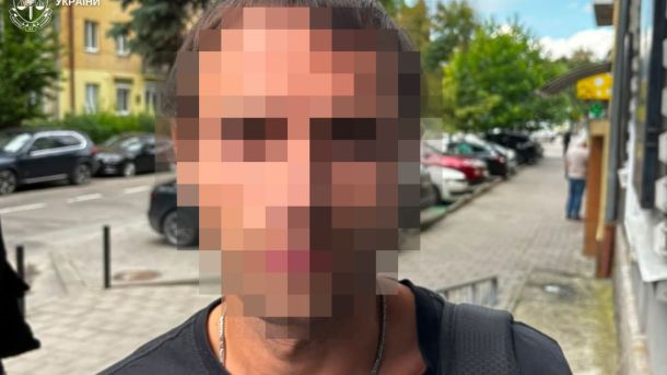 Поліцейський під час затримання рецидивіста у Львові, який викрав коштовності та готівку на 600 тис. грн з будинку на вулиці Сарненській
