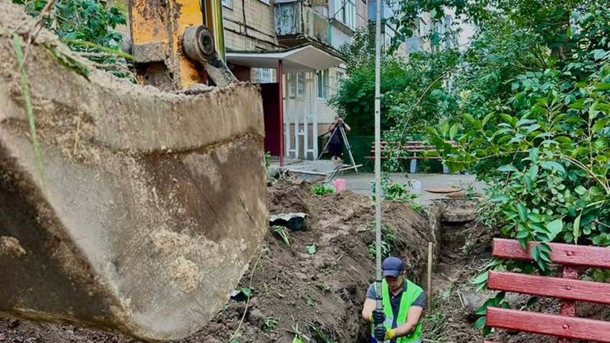 Працівники Львівводоканалу замінюють 40 метрів каналізаційного трубопроводу на вулиці Петлюри у Львові в спеку понад 36 градусів