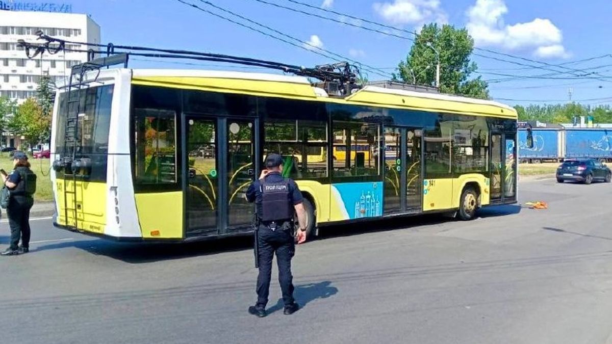 Вибухотехніки та поліція працюють на вулиці Зеленій у Львові після знахідки гранати на проїжджій частині