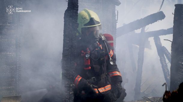 Пожежники гасять пожежу на Львівщині, де за добу зареєстровано 14 займань і врятовано 5 будівель