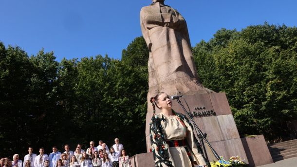 Покладання квітів до пам'ятника Іванові Франку біля Львівського університету на 170-річчя письменника