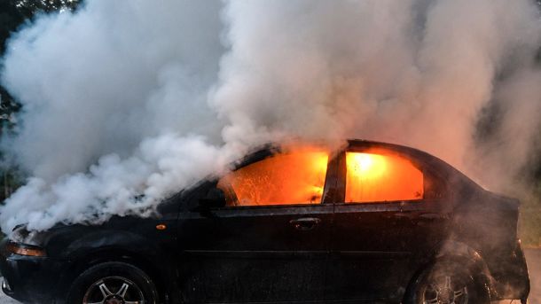 Рятувальники гасять легковий автомобіль Chevrolet Aveo, що загорівся під час руху на вулиці Виговського в Самборі 13 серпня