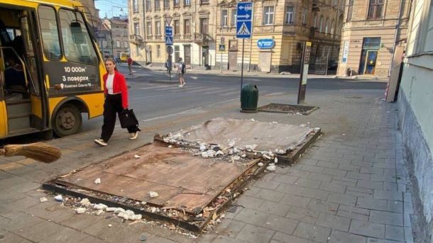 Демонтаж незаконного кіоску у Львові на вулиці Шота Руставелі, де конструкція перекривала тротуар для пішоходів
