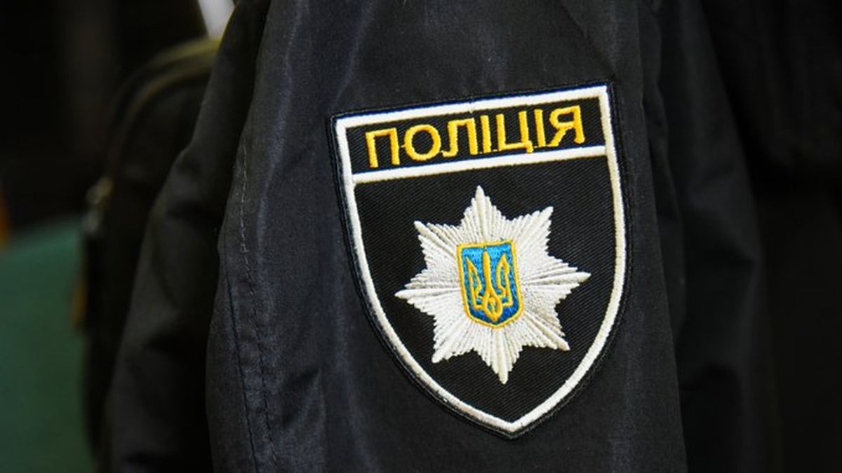 Поліцейські затримують чоловіка на вулиці Шевченка у Львові після погрози стартовим пістолетом 4 вересня