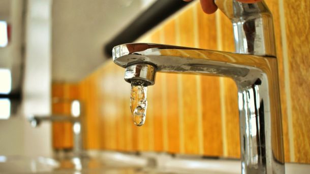 Водогінні труби на вулиці Володимира Великого у Львові — 11 будинків залишаться без води 1 липня з 09:00 до 18:00