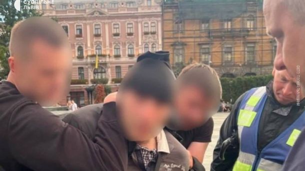 Поліцейські затримують чоловіка з ножем під час акції у Львові — жителя Новояворівська віком 32 роки