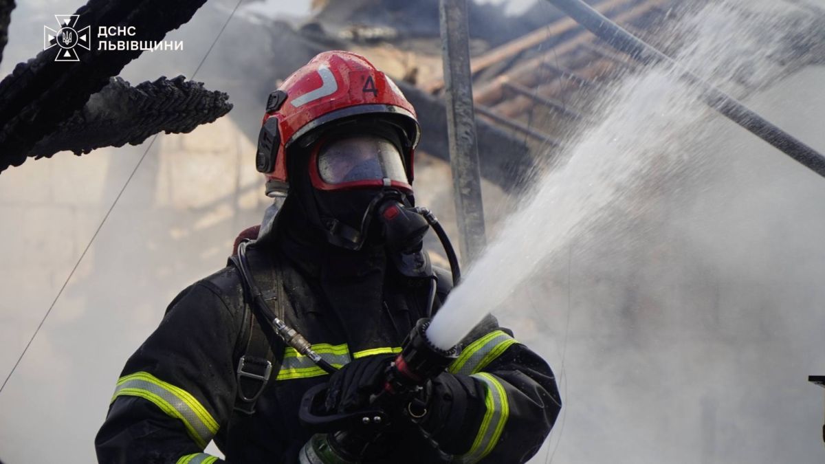 Рятувальники гасять пожежу у квартирі на четвертому поверсі житлового будинку на вулиці Масарика у Львові, де загинула жінка 1936 року народження