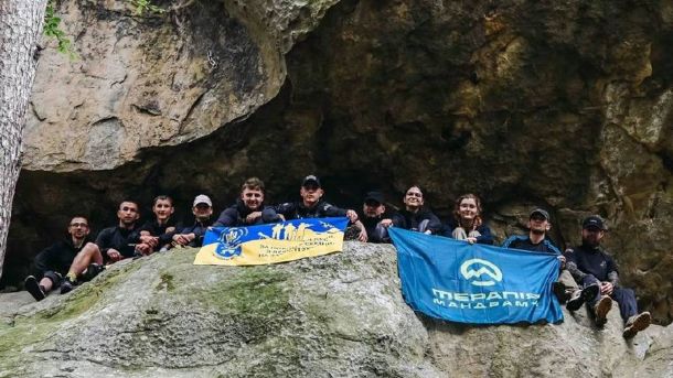 Ветерани та військові під час скелелазіння на природних скельних масивах у селі Ямельниця на Стрийщині в межах проєкту «Терапія мандрами»