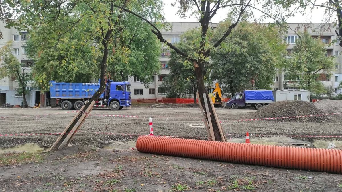 Робітники готують цементно-щебеневу основу під асфальт на вулиці Гетьмана Івана Мазепи у Львові під час реконструкції