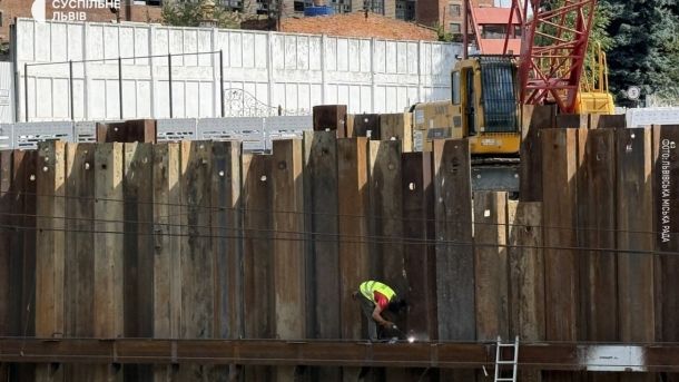 Будівництво дублюючого шляхопроводу на Рясному у Львові — встановлення шпунтової огорожі зі сторони вулиці Ковча для укріплення схилу