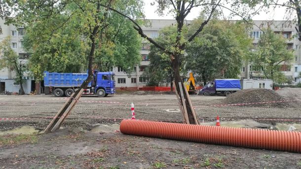 Робітники готують цементно-щебеневу основу під асфальт на вулиці Гетьмана Івана Мазепи у Львові під час реконструкції