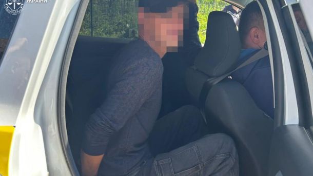 Поліцейські на місці вбивства в селі Яворівського району, де 33-річний чоловік убив 51-річного односельчанина та сховав тіло під велосипедом біля озер