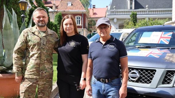 Британські фермери-волонтери передають 20 позашляховиків українським захисникам у Львові в межах ініціативи «Пікапи для миру»