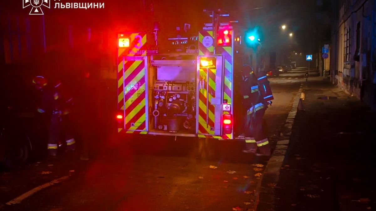 Рятувальники ДСНС гасять пожежу в квартирі на першому поверсі житлового будинку на вулиці Яблонської у Львові, площа горіння — 20 кв. м