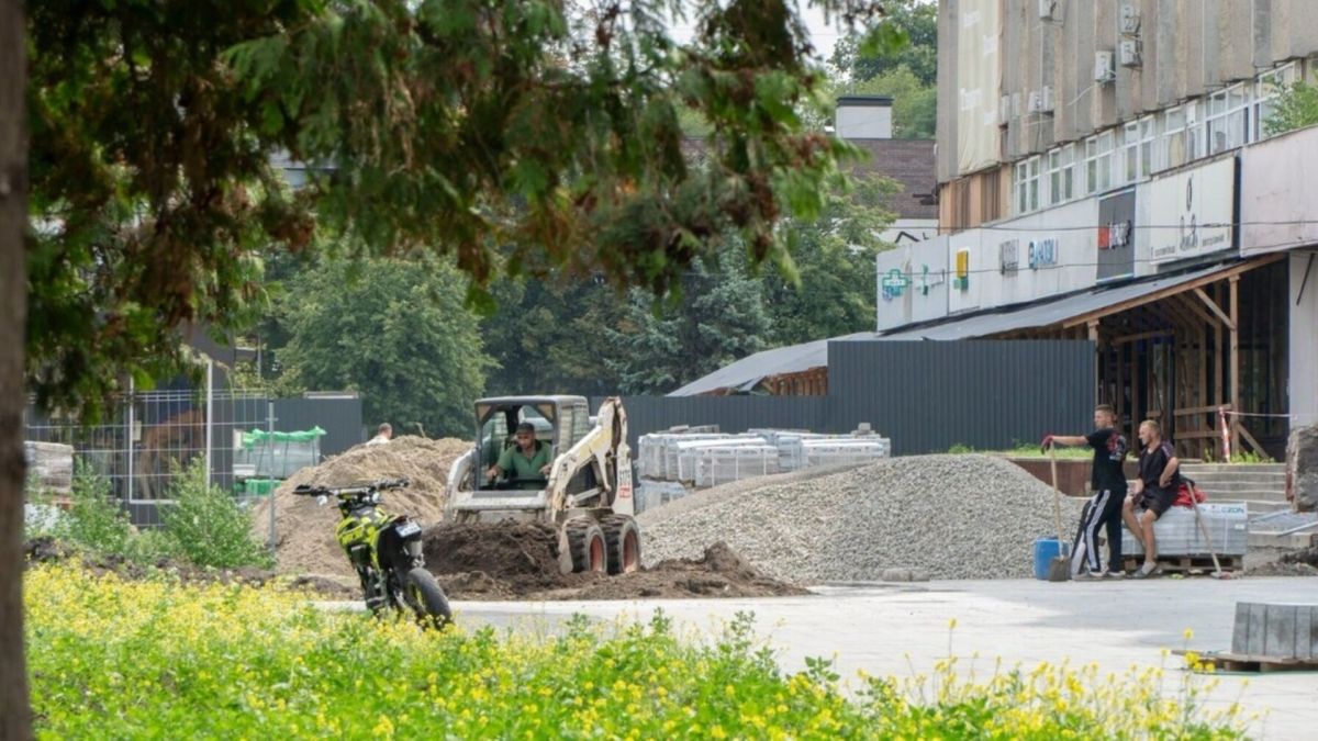 Реконструкція пішохідного бульвару на проспекті Чорновола у Львові: укладання нових доріжок і тротуарів на ділянці від Липинського до Варшавської