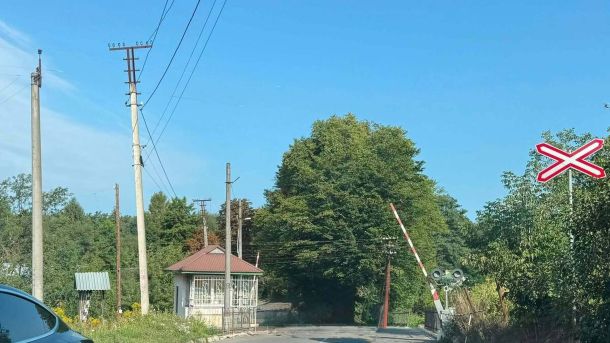 Залізничний переїзд у Брюховичах на вул. Незалежності України, який закривають на капітальний ремонт колії з понеділка